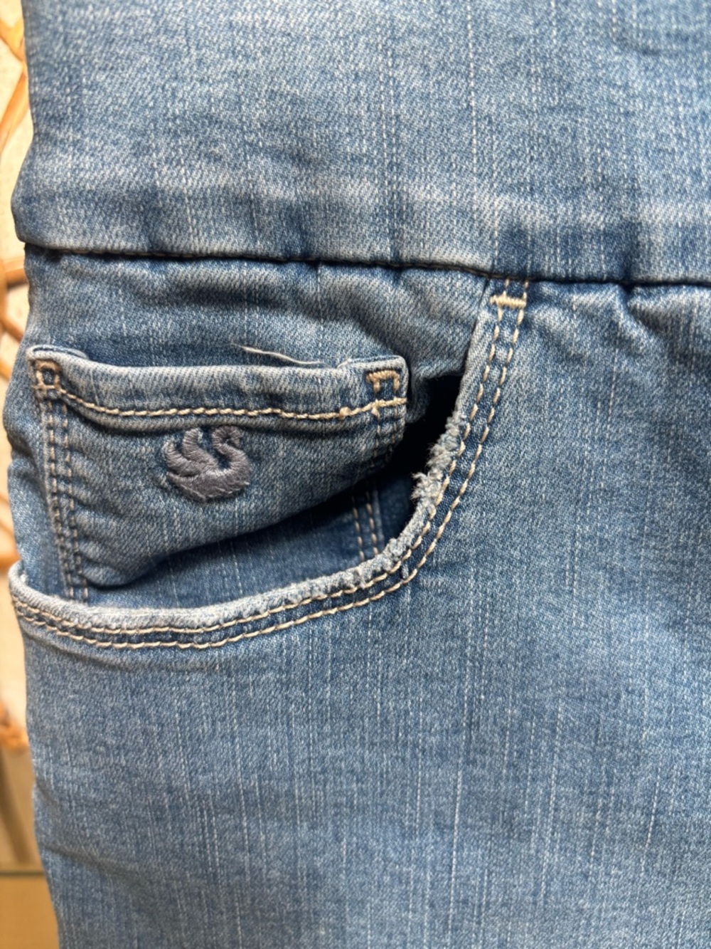 Gloria Vanderbilt “Amanda” Pull-on” Slimming Light Blue Wash Bermuda Shorts Sz 4 - Picture 4 of 6